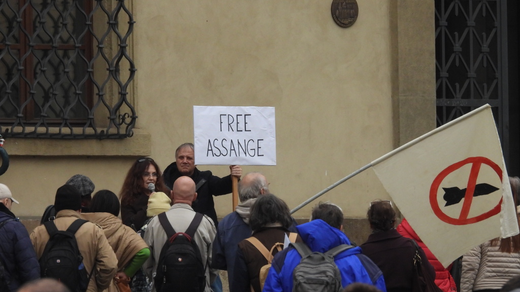 Demonstrace na podporu J. Assange